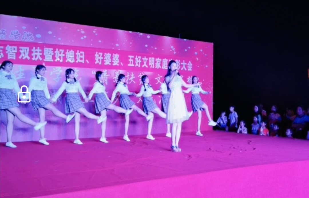 老师亲情献唱茶山情歌