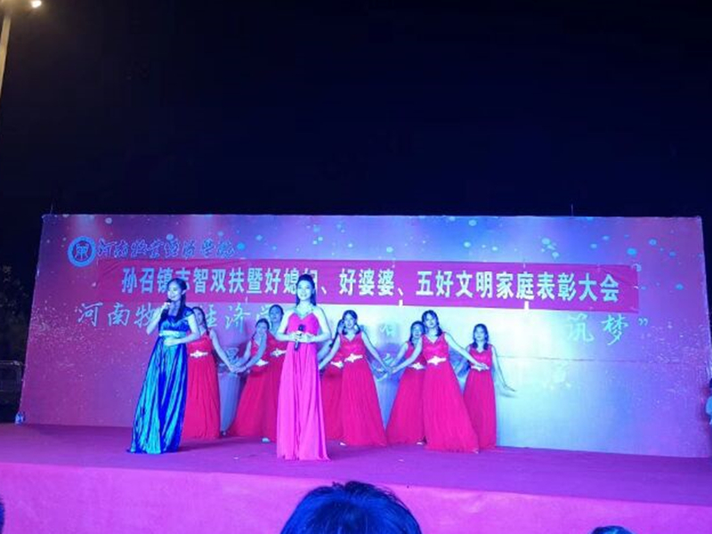 师生共同演唱《映山红》